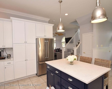563 Whiting Avenue - Photo Thumbnail 2