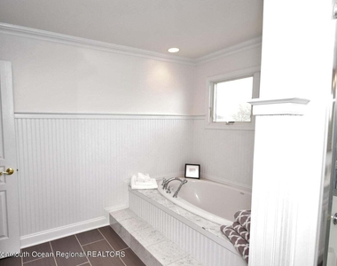 563 Whiting Avenue - Photo Thumbnail 12