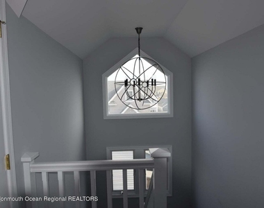 563 Whiting Avenue - Photo Thumbnail 16