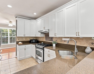 90 Banyan Boulevard - Photo Thumbnail 10