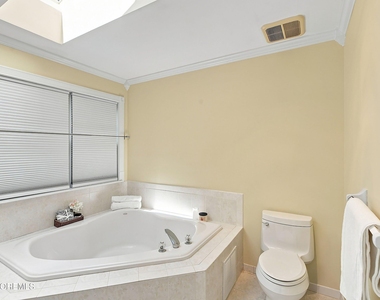 90 Banyan Boulevard - Photo Thumbnail 25