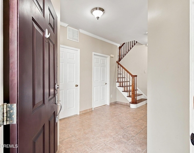 90 Banyan Boulevard - Photo Thumbnail 6