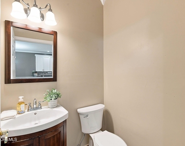 90 Banyan Boulevard - Photo Thumbnail 18