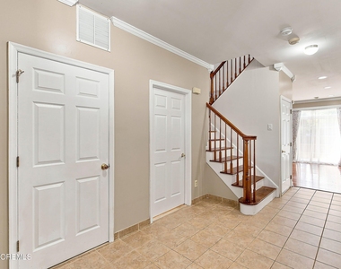 90 Banyan Boulevard - Photo Thumbnail 7