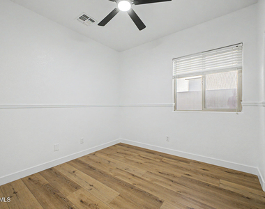 706 E Las Colinas Place - Photo Thumbnail 10