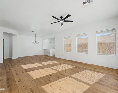 706 E Las Colinas Place - Photo Thumbnail 7