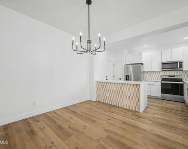 706 E Las Colinas Place - Photo Thumbnail 2