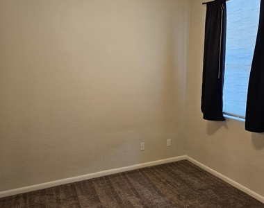 2090 S Dorsey Lane - Photo Thumbnail 2