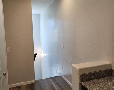 2090 S Dorsey Lane - Photo Thumbnail 26