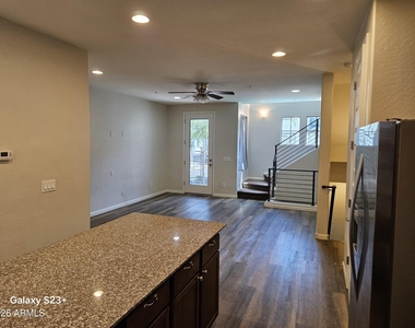 2090 S Dorsey Lane - Photo Thumbnail 9