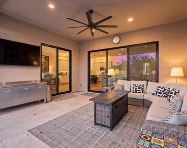 1118 E Paseo Way - Photo Thumbnail 44