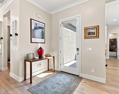 1118 E Paseo Way - Photo Thumbnail 2