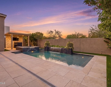 1118 E Paseo Way - Photo Thumbnail 47