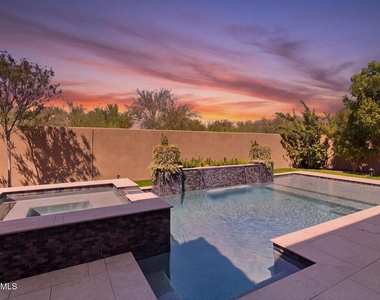 1118 E Paseo Way - Photo Thumbnail 45
