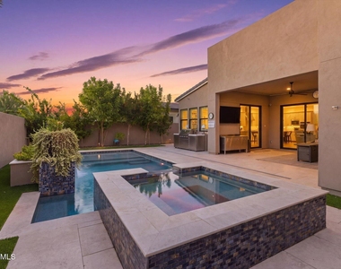 1118 E Paseo Way - Photo Thumbnail 50