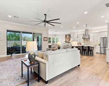 1118 E Paseo Way - Photo Thumbnail 3