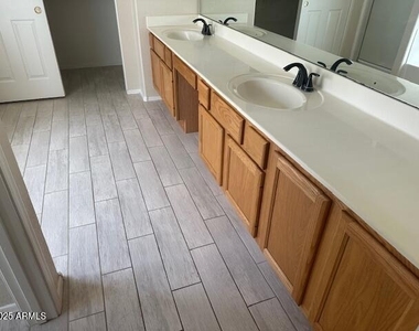 1712 W Sparrow Drive - Photo Thumbnail 8
