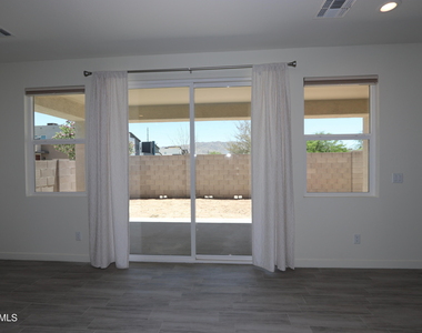 2313 W Pollack Street - Photo Thumbnail 4