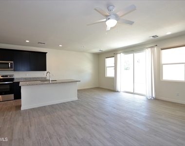 2313 W Pollack Street - Photo Thumbnail 5