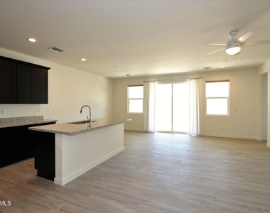2313 W Pollack Street - Photo Thumbnail 6