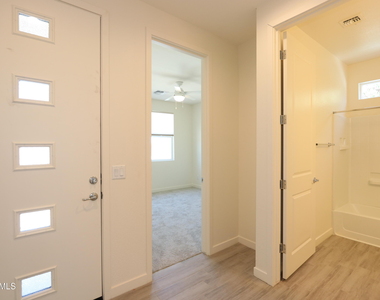 2313 W Pollack Street - Photo Thumbnail 15