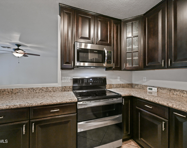 9208 W Deanna Drive - Photo Thumbnail 13