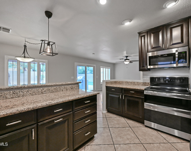 9208 W Deanna Drive - Photo Thumbnail 12