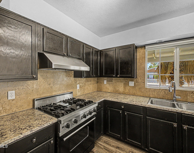 6732 E 6th Street - Photo Thumbnail 11