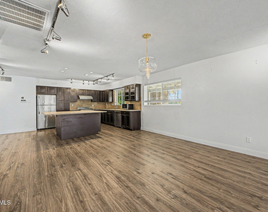 6732 E 6th Street - Photo Thumbnail 5