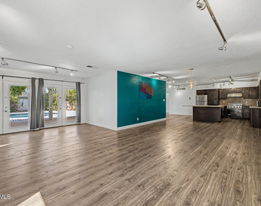 6732 E 6th Street - Photo Thumbnail 3