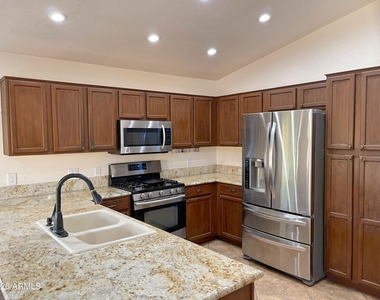 9144 W Villa Rita Drive - Photo Thumbnail 7