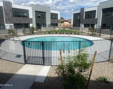 432 S 32nd Street - Photo Thumbnail 1