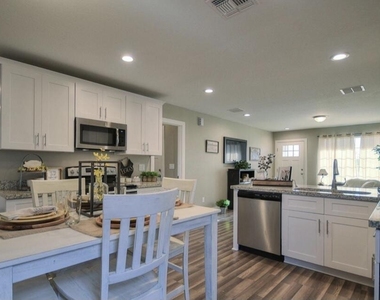 5820 S 12th Lane - Photo Thumbnail 3