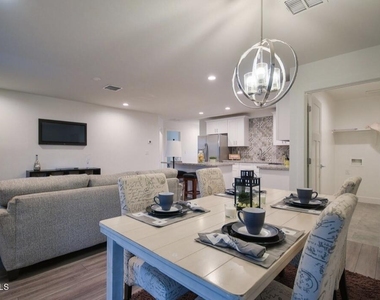 5820 S 12th Lane - Photo Thumbnail 5