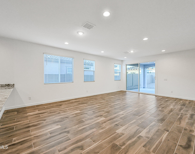 7574 W Jackrabbit Lane - Photo Thumbnail 4