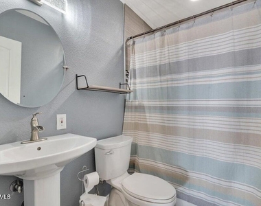 3240 N 26th Place - Photo Thumbnail 8