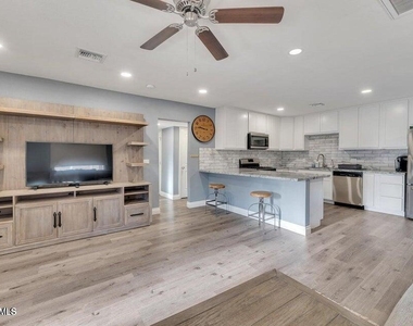 3240 N 26th Place - Photo Thumbnail 2