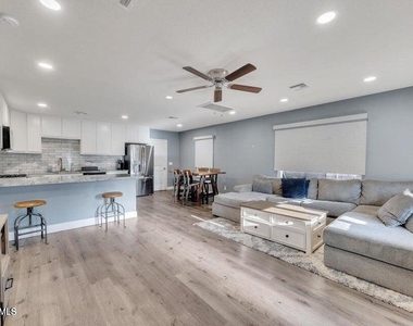 3240 N 26th Place - Photo Thumbnail 4