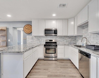 3240 N 26th Place - Photo Thumbnail 3