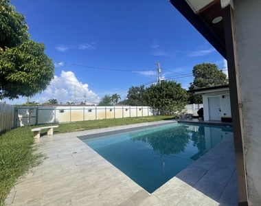 2310 N 67th Terrace - Photo Thumbnail 4