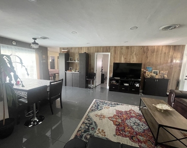 2310 N 67th Terrace - Photo Thumbnail 20