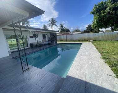 2310 N 67th Terrace - Photo Thumbnail 3