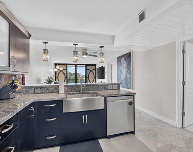 13 Royal Palm Way - Photo Thumbnail 15