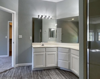 1124 E Rose Lane - Photo Thumbnail 20
