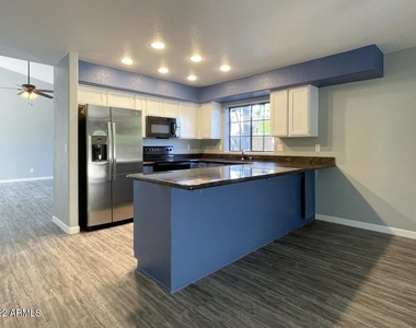 1124 E Rose Lane - Photo Thumbnail 7