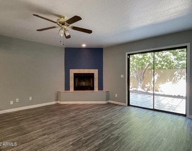 1124 E Rose Lane - Photo Thumbnail 11