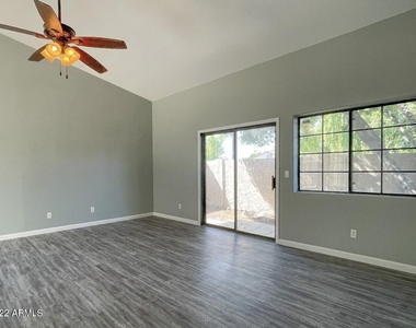 1124 E Rose Lane - Photo Thumbnail 4