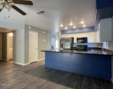 1124 E Rose Lane - Photo Thumbnail 6
