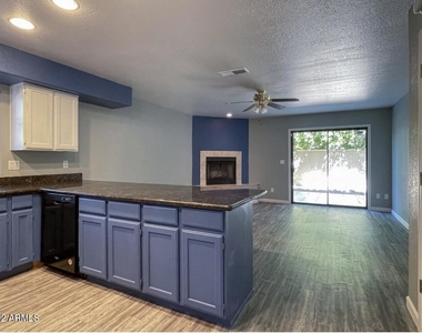 1124 E Rose Lane - Photo Thumbnail 9