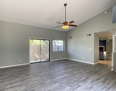 1124 E Rose Lane - Photo Thumbnail 5